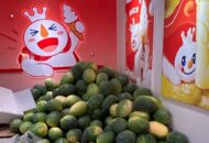 Gerai Mixue di China Bagikan Semangka Utuh Gratis untuk Pembeli