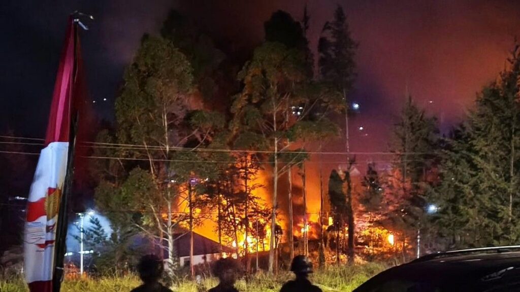 Massa Bakar 11 Kantor Pemerintah di Puncak Papua Tengah