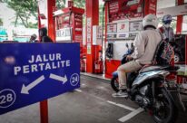 Gibran Salurkan Bantuan Logistik bagi Pengungsi Gempa Sikka