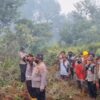 Petugas Gabungan Gelar Upacara HUT ke 81 RI di Lokasi Karhutla Pelalawan