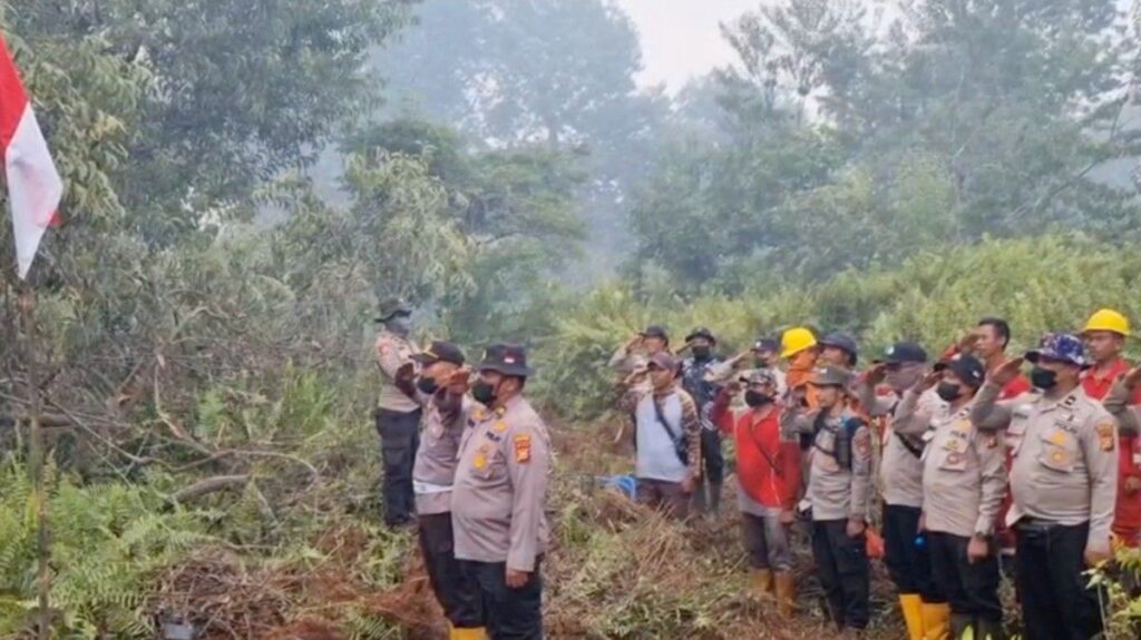 Petugas Gabungan Gelar Upacara HUT ke 81 RI di Lokasi Karhutla Pelalawan