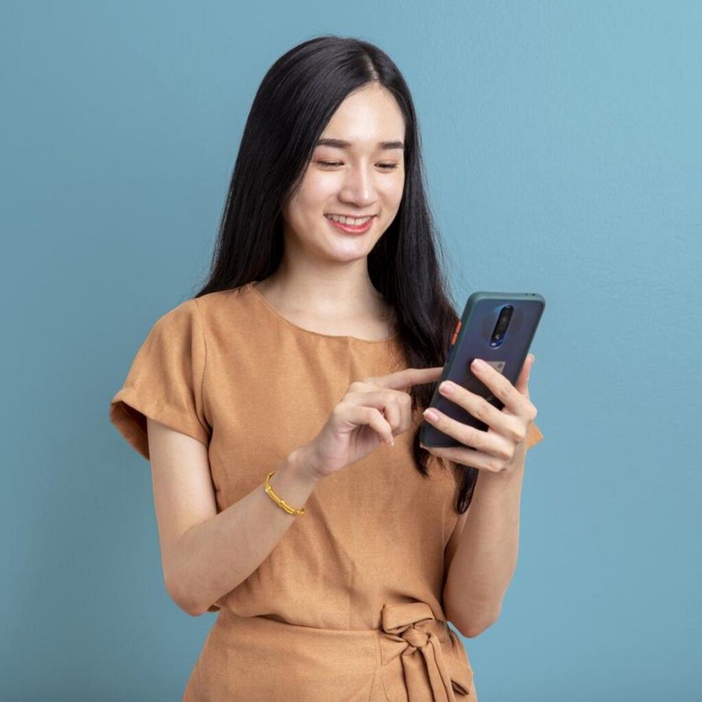 Bahaya Duduk Lama Saat Scrolling HP dan Cara Mencegahnya