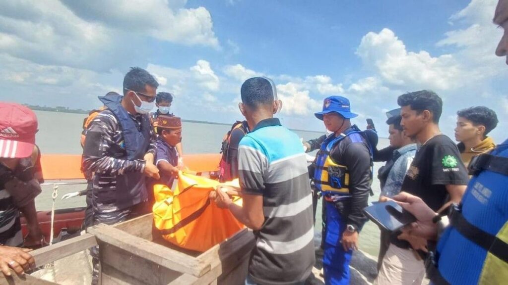 Kapal Pompong Tenggelam di Meranti Riau Dua Orang Meninggal Dunia