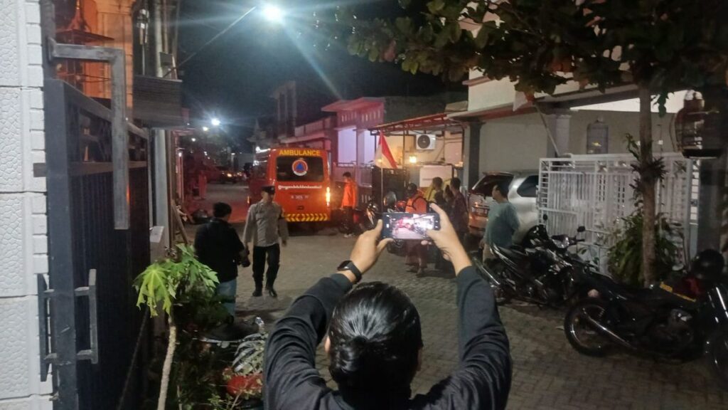 Polsek Tulungagung Kota Kawal Pemakaman Korban KM Mutiara Sentosa 2