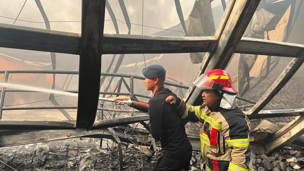 Brimob Polda Metro Jaya Padamkan Kebakaran Gudang di Tangerang