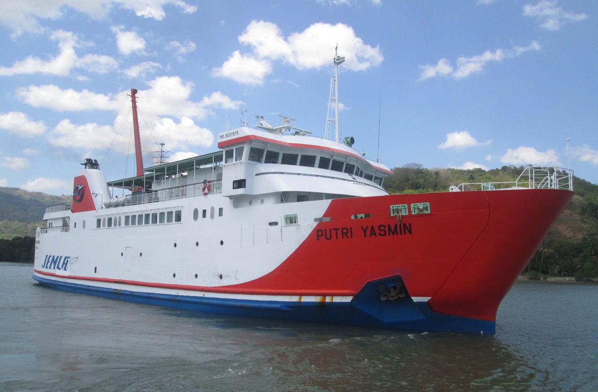 Tim SAR Denpasar Turunkan Helikopter untuk Tangani Kebakaran Kapal di Selat Lombok