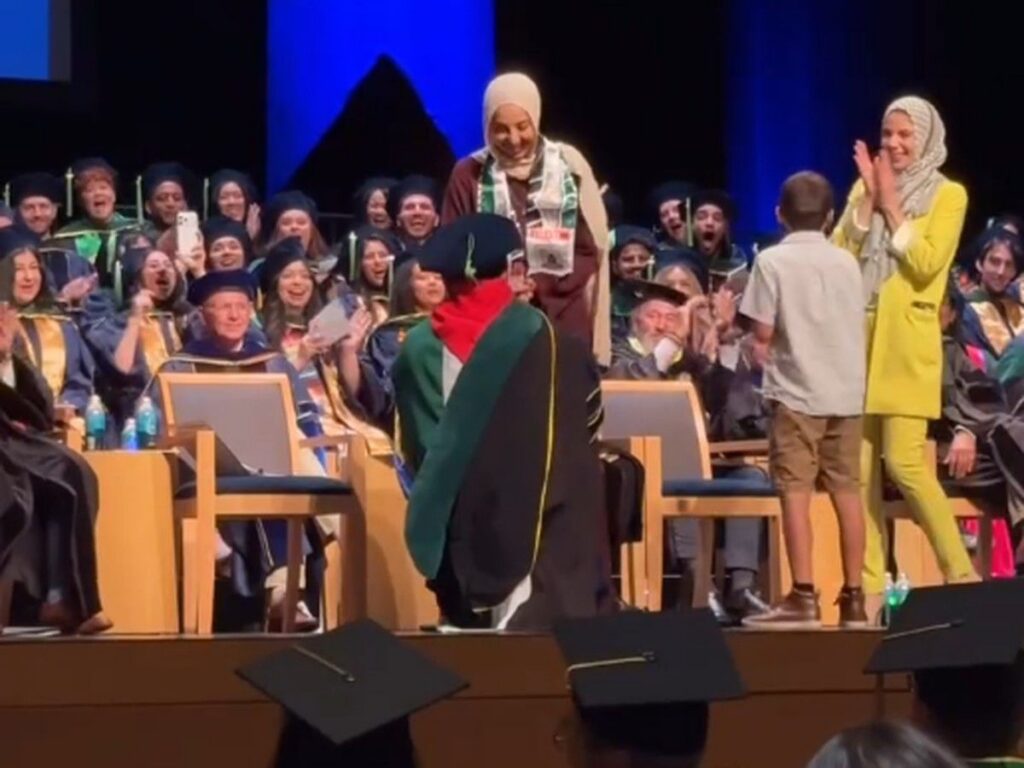 Habib Salamah Melamar Kekasih di Panggung Wisuda Kedokteran UC Davis