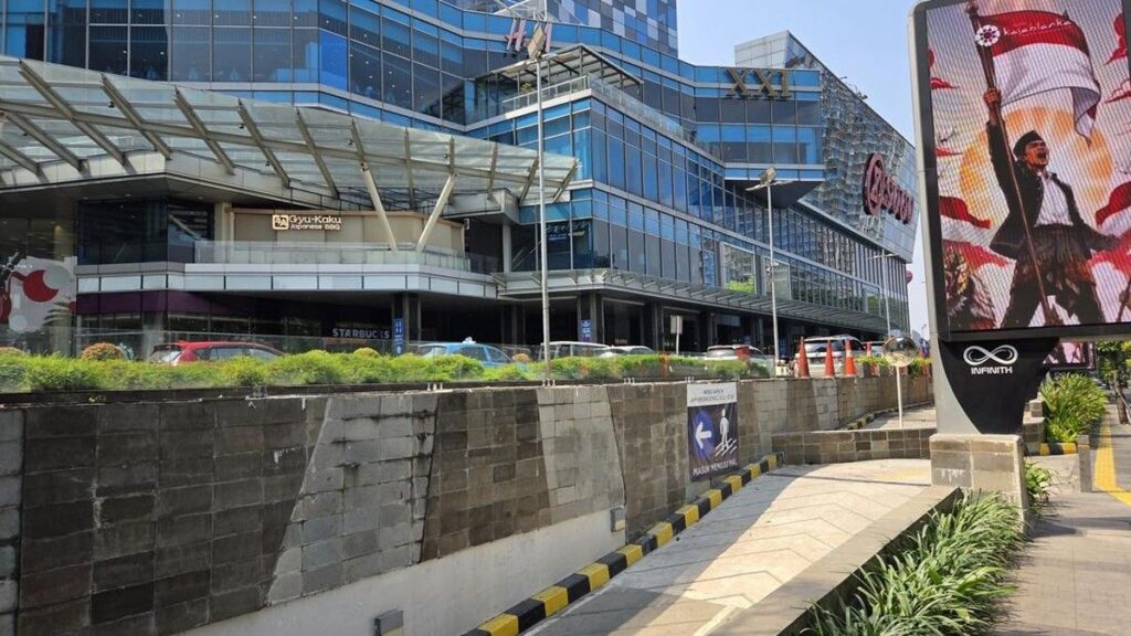 Gubernur Jakarta Minta Pagar Tinggi Mal Kokas Dibongkar