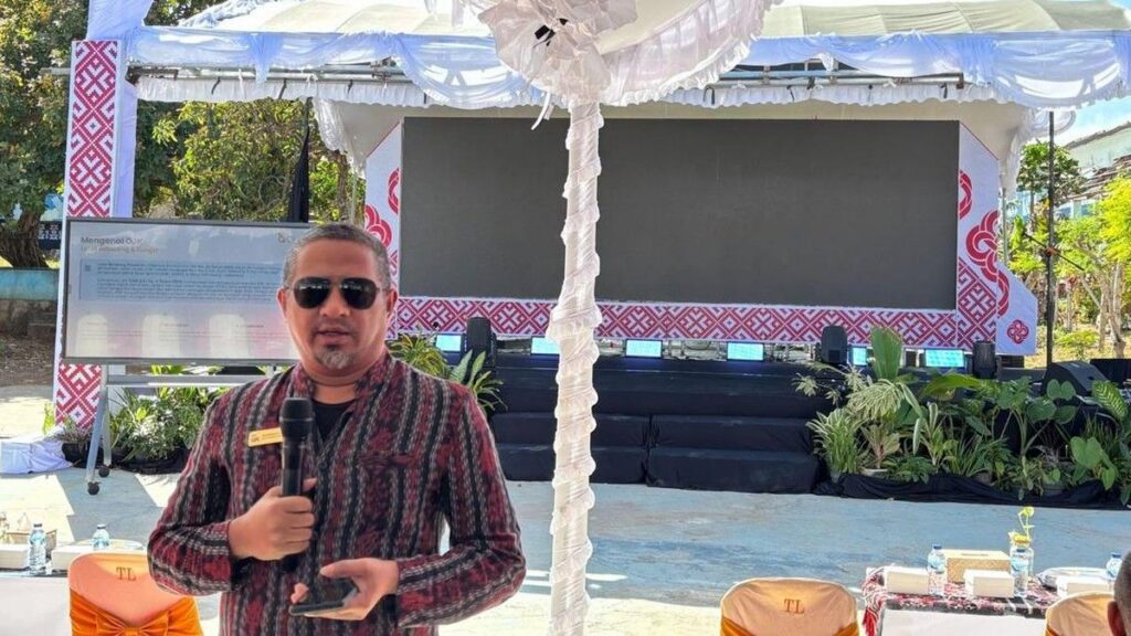 Pengunjung Buka Jendela Mobil di Area Harimau Taman Safari Bogor