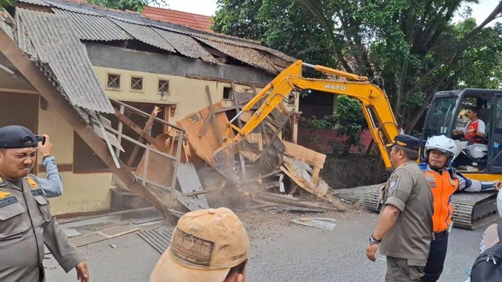 Satpol PP Kota Depok Menertibkan 120 Bangunan Liar di Sawangan
