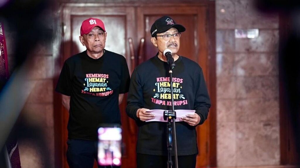 Warga Boyolali Tangkap Ular Pelangi di Selokan Kompleks Perumahan