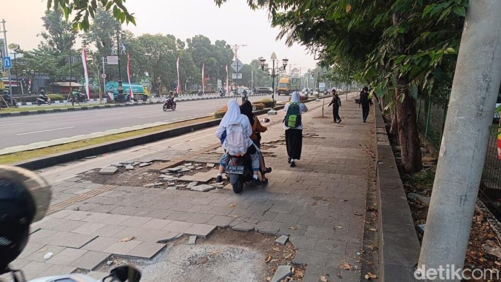 Pemkab Bogor Perbaiki Trotoar Rusak di Sentul Akibat Pemotor