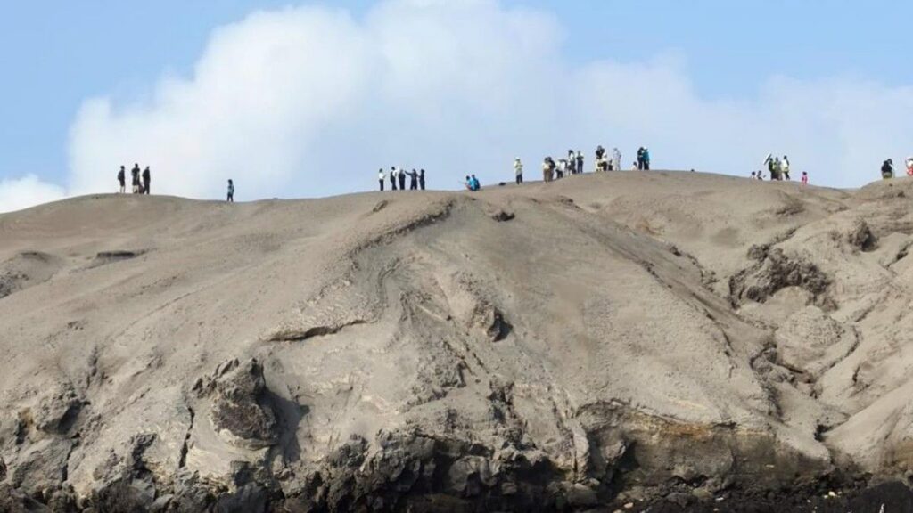 Wisatawan Nekat Mendaki Gunung Anak Krakatau Berstatus Siaga