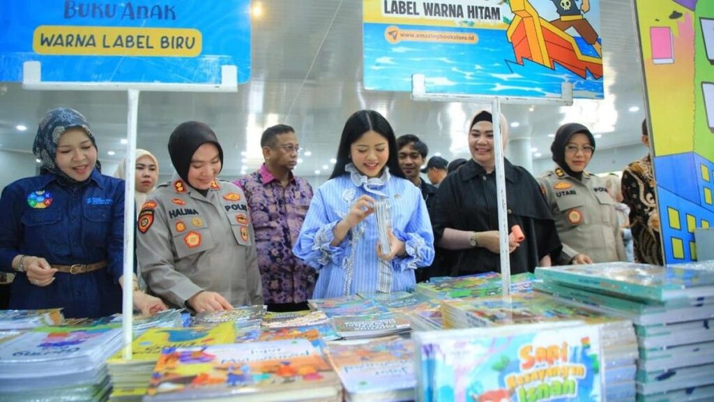 Ratu Tenny Leriva Membuka Bazar Buku Out of The Book di Palembang