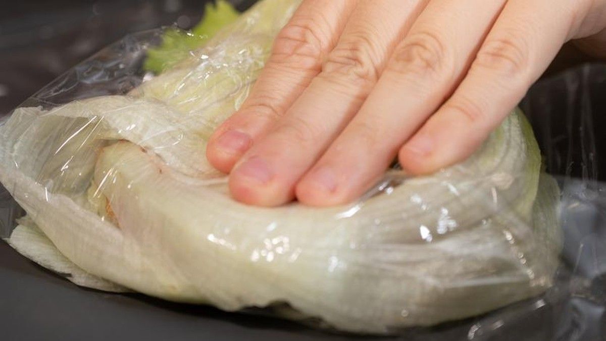6 Jenis Makanan yang Sebaiknya Tidak Dibungkus Plastic Wrap