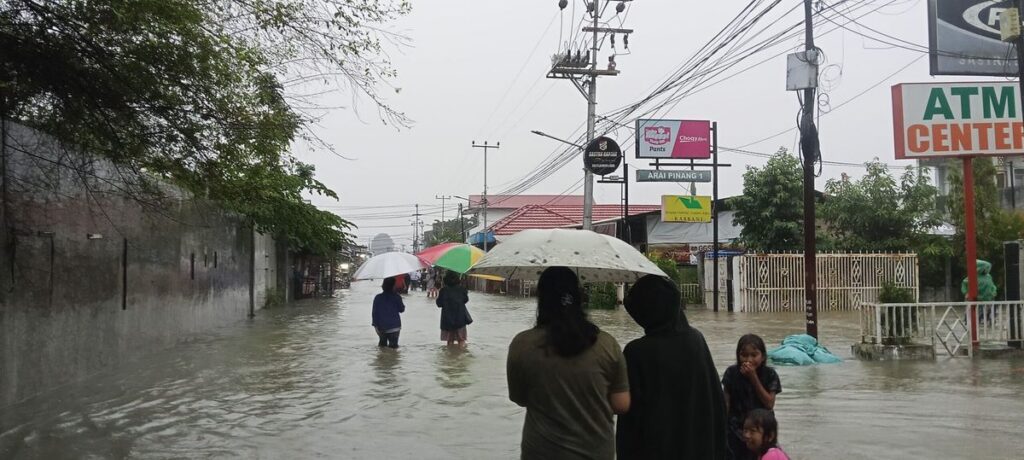Hujan Deras Picu Banjir dan Longsor di Kota Padang
