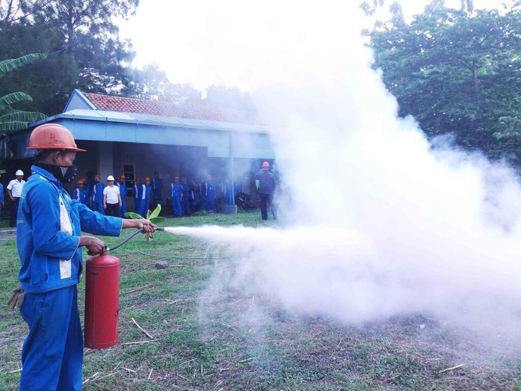 Petugas Kerahkan Mobil Blower Sedot Asap Kebakaran Bapenda DKI