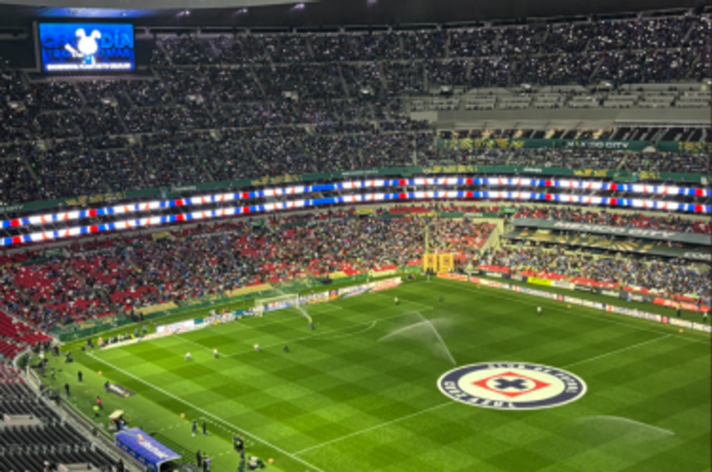 Suporter Cruz Azul Kritik Mosaik Koreografi di Estadio Banorte