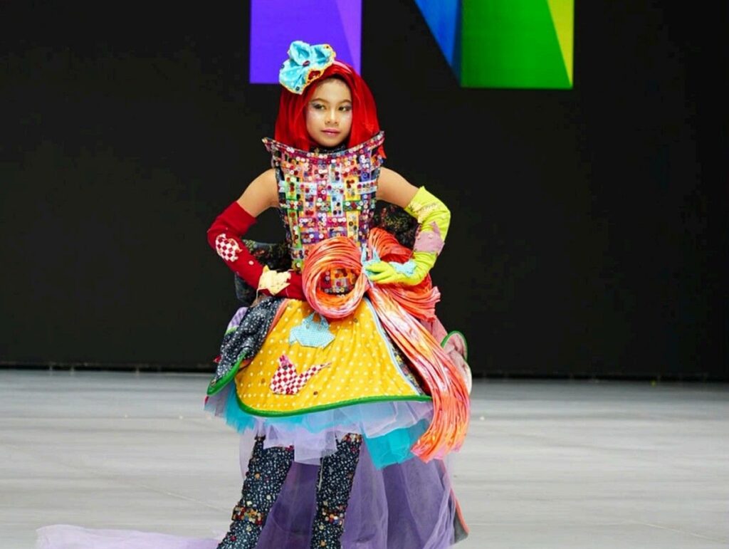 Sienna Valencia Tampil di Runway Indonesia Fashion Week 2026