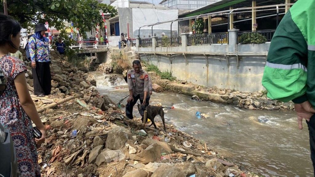 Polisi Sisir Kali Licin Cari Potongan Kaki Korban Mutilasi di Depok