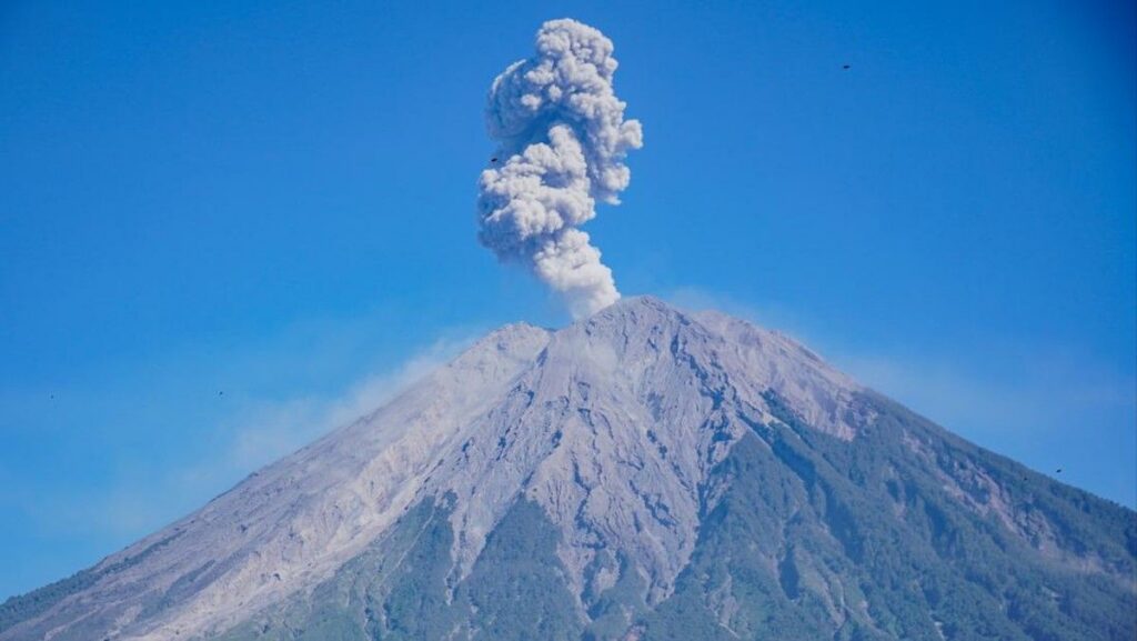 Tiga Gunung Api di Indonesia Meletus Beruntun Malam Ini