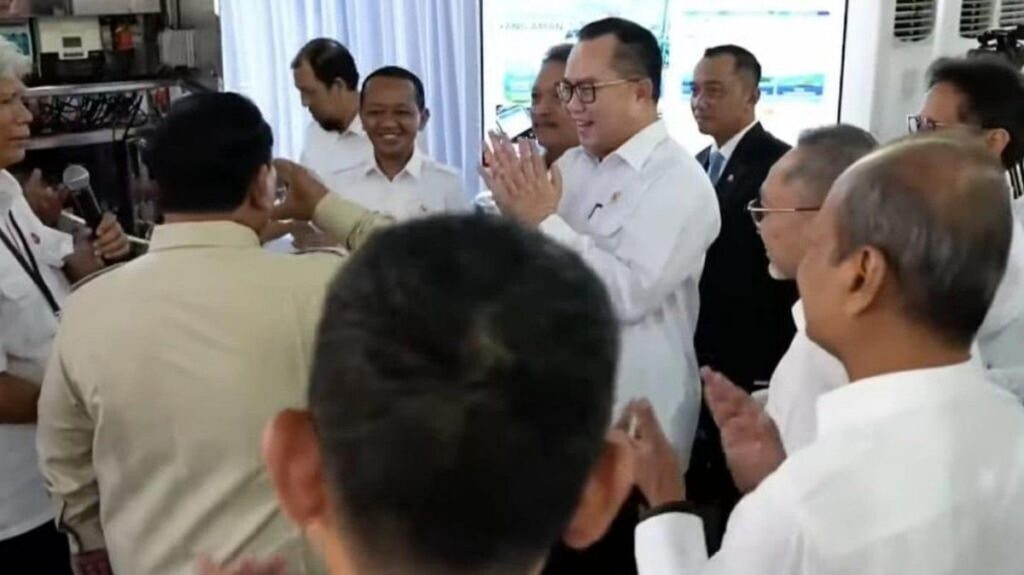 Prabowo Cek Teknologi BRIN Hingga Uji Kekuatan Genteng Biomassa