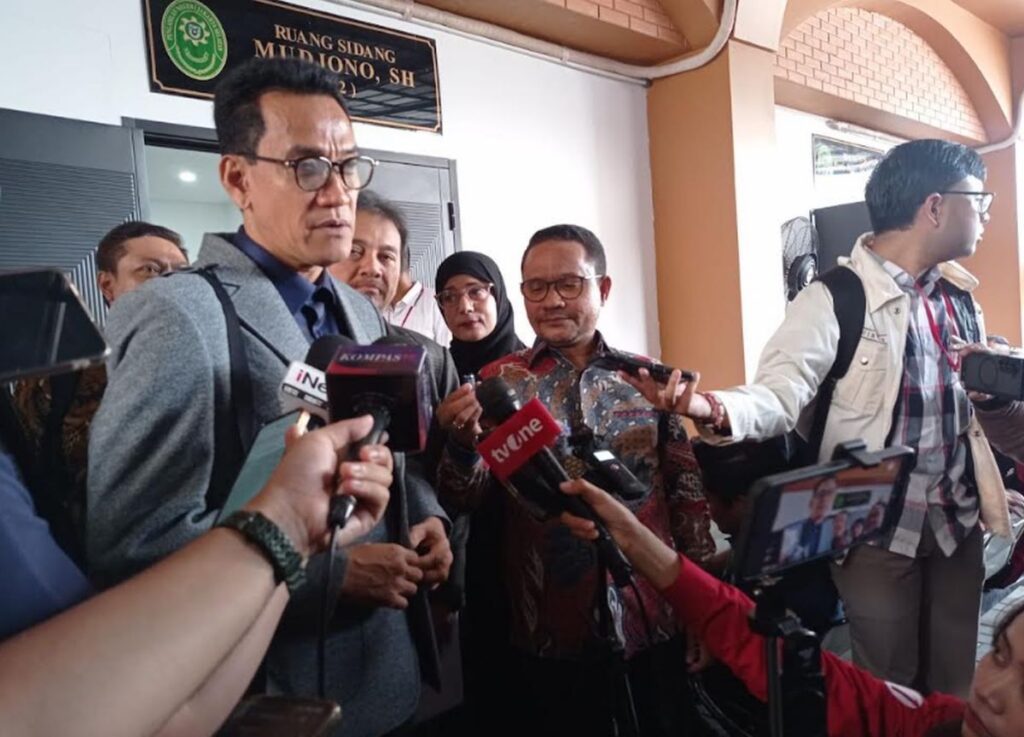 Kubu Roy Suryo Nilai Pencekalan Polisi Cacat Prosedur